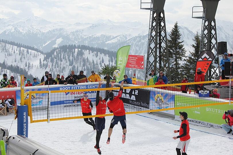 Anders als beim Beachvolleyball treten keine Duos gemeinsam an. Jeder Snow Volleyballer steht einzeln auf der Teilnehmerliste - und wird erst am Vorabend eines Turniers mit einem Partner zusammengelost! Das macht's spannend!