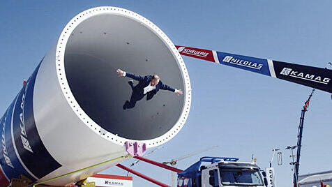 Mit einem originellen Actionfilm macht die Messe "bauma" in München auf sich aufmerksam. Es ist die größte Messe der Welt.