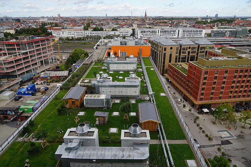 Auf dem Schlaf-Turm: Die Aussicht vom 24. Stockwerk des neuen Adina-Hotels im Werksviertel-Mitte nahe Ostbahnhof.