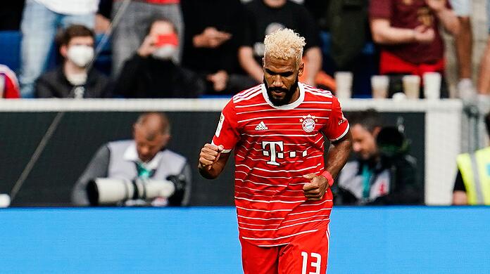Eric Maxim Choupo-Moting jubelt über ein Tor.