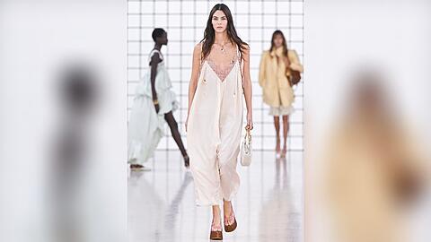 Vittoria Ceretti im cremefarbenen Slipdress bei der Chloé-Fashion-Show für Frühjahr und Sommer 2025 in Paris.
