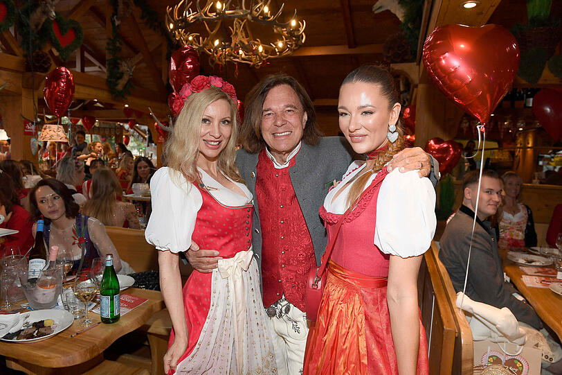 Jürgen Drews besuchte mit seiner Frau Ramona (l.) und seiner Tochter Joelina (r.) ein Wiesn-Event in der Wildstuben. Bei einem Auftritt kam es zu einem überraschenden Moment.