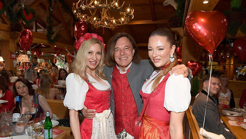 Jürgen Drews besuchte mit seiner Frau Ramona (l.) und seiner Tochter Joelina (r.) ein Wiesn-Event in der Wildstuben. Bei einem Auftritt kam es zu einem überraschenden Moment. Jürgen Drews besuchte mit seiner Frau Ramona (l.) und seiner Tochter Joelina (r.) ein Wiesn-Event in der Wildstuben. Bei einem Auftritt kam es zu einem überraschenden Moment.