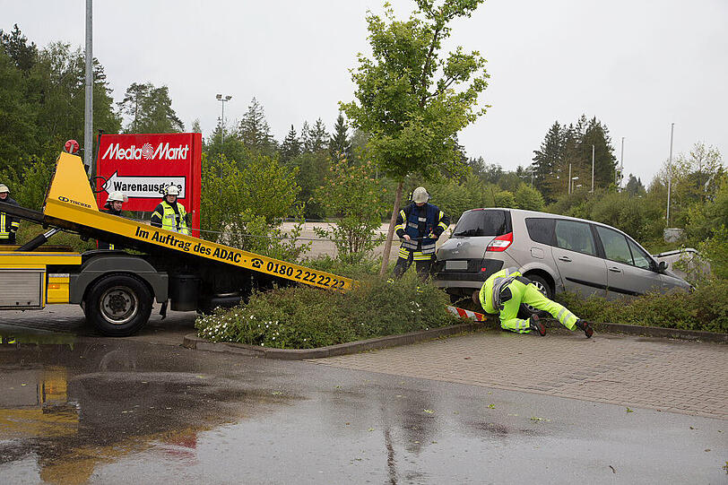 Ein führerscheinloses Mädchen übt auf einem Parkplatz das Autofahren und rast versehentlich in einen Stromkasten.