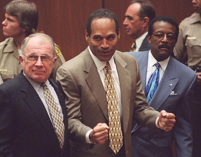 Geballte Fäuste nach dem Freispruch: O.J. Simpson (Mitte).