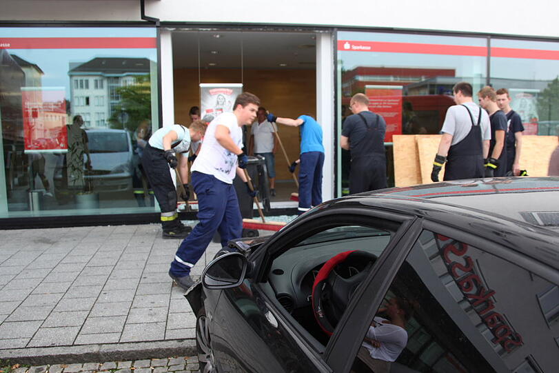 Kurioser Unfall beim Einparken in Waldkraiburg. Die Bilder vom Crash in die Sparkasse.