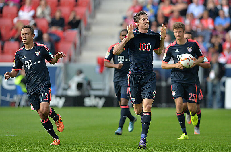 Schaut her: Robert Lewandowski im 100-Tore-Shirt.