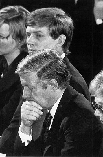 Die schwersten Stunden seiner Kanzlerschaft: Schmidt sitzt neben Mareike Schleyer (l-r), ihrem Ehemann Hanns-Eberhard Schleyer und der Witwe des von der RAF ermordeten Hanns Martin Schleyer, Waltrude Schleyer, bei der Trauerfeier in Stuttgart.