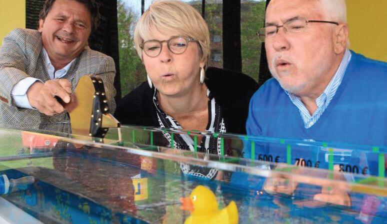 Während jeder Station gab es eine Aktion zugunsten regionaler Vereine und Projekte. Zum einen durften die Bürgermeister der sieben Städte durch ein Spiel Geldbeträge &bdquo;erpusten&ldquo;, zum anderen spendeten die Besucher durch den
Kauf einer LOTTO Bayern Badeente je fünf Euro für den guten Zweck.
