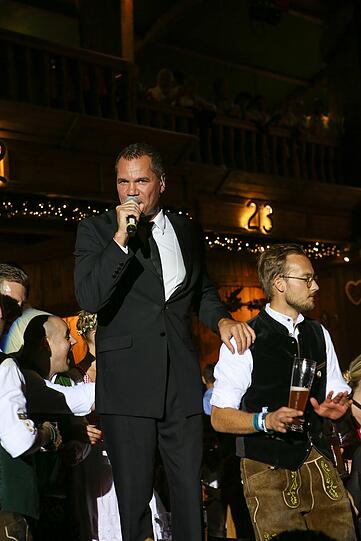 Sorgt für musikalische Unterhaltung: Dave Kaufmann im Weinzelt.