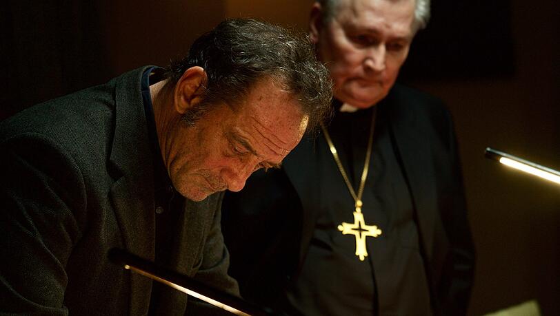 Der Starjournalist (Vincent Lindon, l.) glaubt nicht an Wunder, die ihm der örtliche Priester (Anatole Taubman) gerne glaubhaft machen will. Der Starjournalist (Vincent Lindon, l.) glaubt nicht an Wunder, die ihm der örtliche Priester (Anatole Taubman) gerne glaubhaft machen will.
