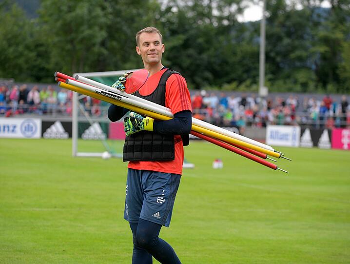 Fleißiger Helfer im letzten Training des FC Bayern am Tegernsee: Manuel Neuer.