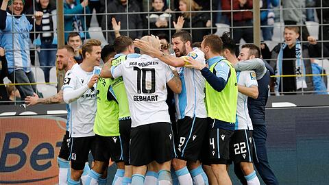 Giesinger Jubeltraube beim 4:3 gegen Chemnitz.