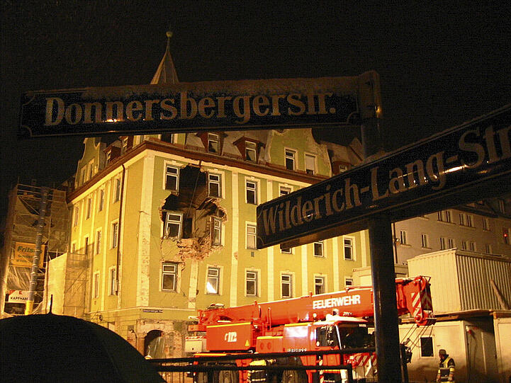 14. Februar 2005: Ein riesiges Loch klaffte in der Fassade des Hauses Donnersbergerstraße 42.