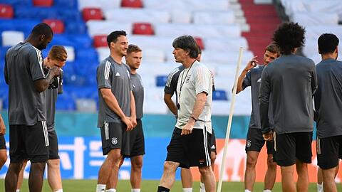 Bundestrainer Joachim Löw (M.) will mit der deutschen Nationalmannschaft gut in die EM starten.