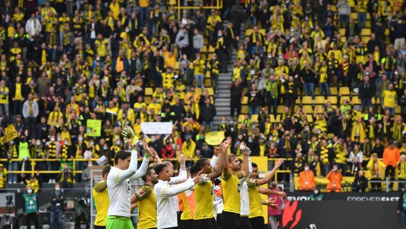 Dortmunds Spieler bedanken sich bei den Fans nach dem 2:1-Sieg gegen den FC Augsburg für die Unterstützung.
