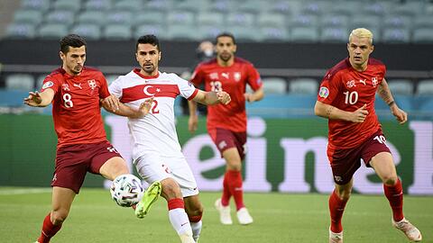 Der Schweizer Remo Freuler (l) im Zweikampf mit Zeki Celik aus der Türkei.