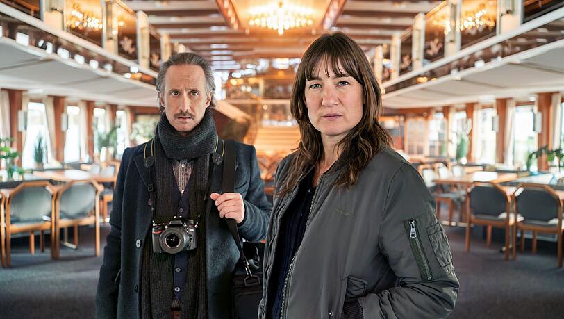 Im zehnten "Krimi aus Passau" ermitteln der Privatdetektiv Ferdinand Zankl (Michael Ostrowski) und seine Kollegin, die Ex-Polizistin Frederike Bader (Marie Leuenberger), auf einem Ansflugsschiff. Im zehnten "Krimi aus Passau" ermitteln der Privatdetektiv Ferdinand Zankl (Michael Ostrowski) und seine Kollegin, die Ex-Polizistin Frederike Bader (Marie Leuenberger), auf einem Ansflugsschiff.
