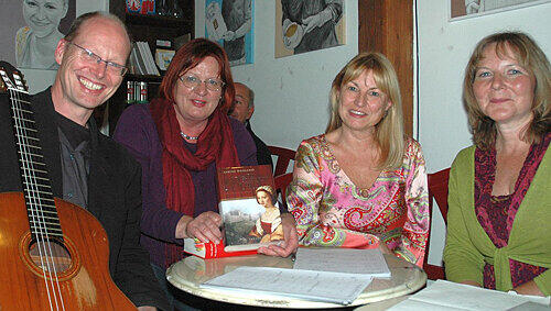 Von Schwabach zur Frankfurter Buchmesse: Sabine Weigand (3. v. li.) stellte ihren Roman „Die Silberne Burg“ im Beisein von Uwe Kamholz, Uschi Kaiser-Biburger und Cordelia Borchardt (v. li.) vor. Von Schwabach zur Frankfurter Buchmesse: Sabine Weigand (3. v. li.) stellte ihren Roman „Die Silberne Burg“ im Beisein von Uwe Kamholz, Uschi Kaiser-Biburger und Cordelia Borchardt (v. li.) vor.