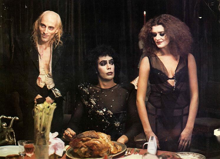 ...und so sieht sieht die Szene in der Film-Adaption vom Richard O'Brien (links, als Riff-Raff) aus.