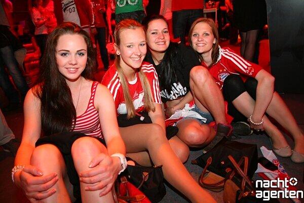 Ein schöner Anblick: Die sexy Bayern-Fans beim Public Viewing im Neuraum. Mehr Bilder gibt's unter www.nachtagenten.de