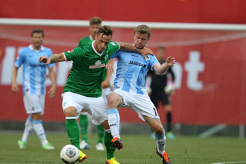 Die besten Bilder vom Spiel - auf und neben dem Platz.