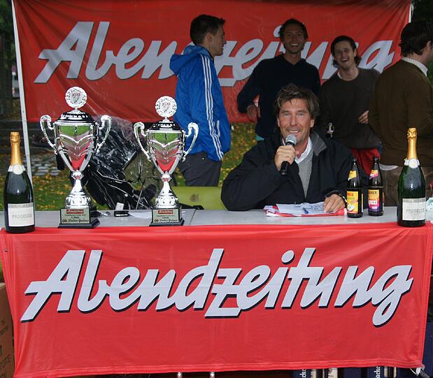 Pokale und Schampus stehen bereit: Stefan Schneider, Stadionsprecher der Löwen, kommentiert das Spiel.