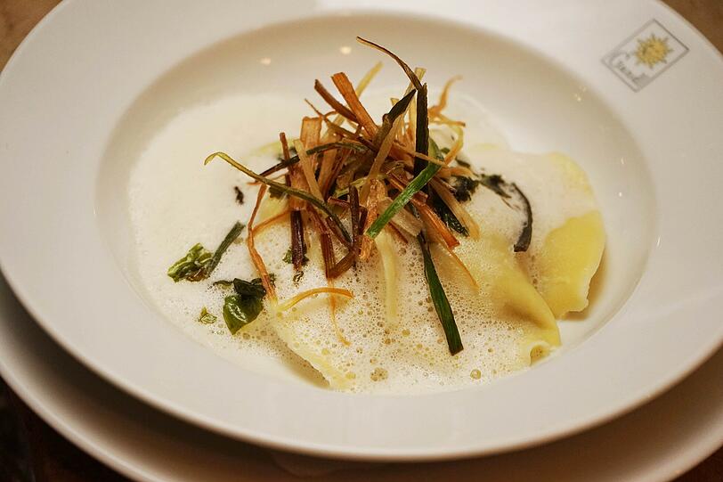 3. Gang: Ravioli mit Mangold-Ricotta in Salbei-Parmesan-Butter.