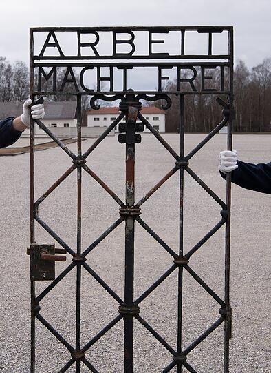 Die Bilder von der Rückkehr des KZ-Tors in Dachau.