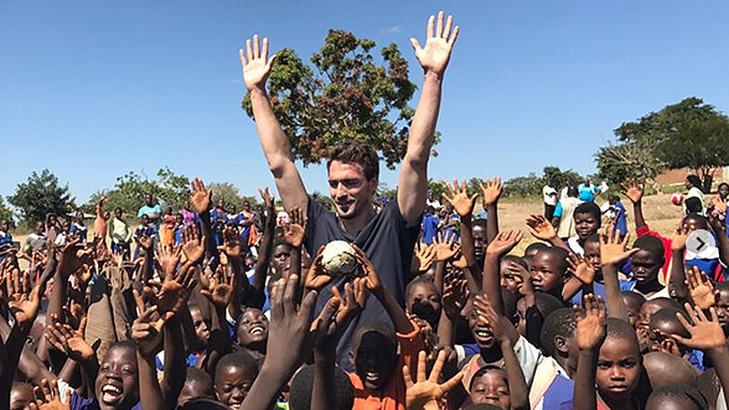 Mats Hummels legt im Urlaub nicht nur die Beine hoch, er hilft mit Unicef bedürftigen Kindern in Malawi.