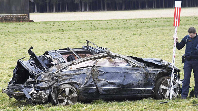Die Bilder vom Unfallort im Landkreis Ebersberg. Der 23-jähriger Fahrer ist noch am Unfallort gestorben.
