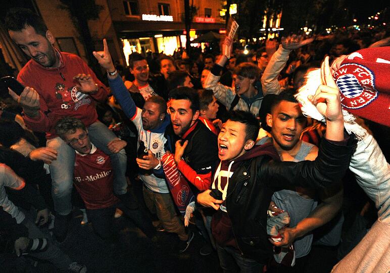 So ausgelassen feiern die Fans auf der Leopoldstraße den Bayern-Sieg. Die Bilder