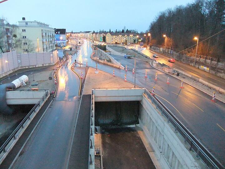 Die "ewige" Baustelle: Blick von der Westparkbrücke der Teilung über dem Mittleren Ring auf die Baustelle des Tunnelprojekts Luise-Kieselbach-Platz.
