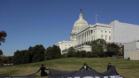 Demonstranten fordern mit einem Banner vor dem Kapitol das politische Ende von US-Präsident Trump.