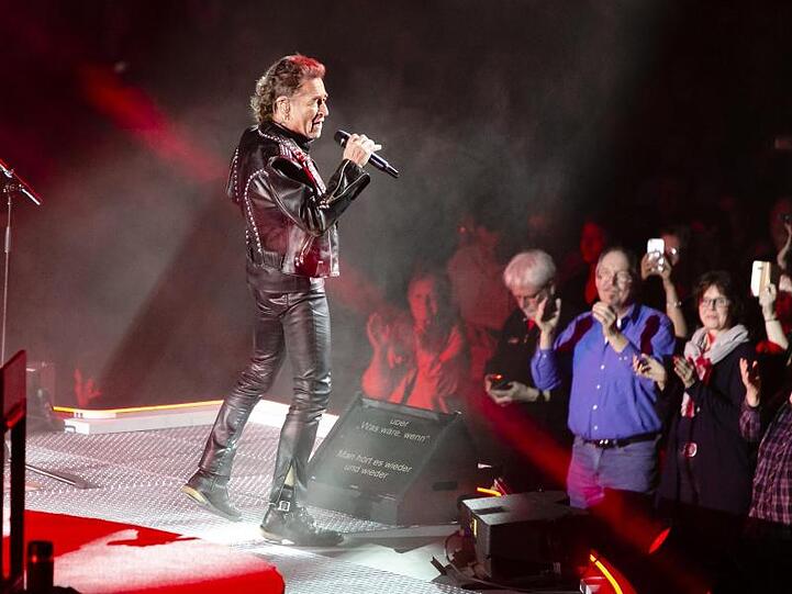 Peter Maffay singt vor 8000 begeisterten Fans.