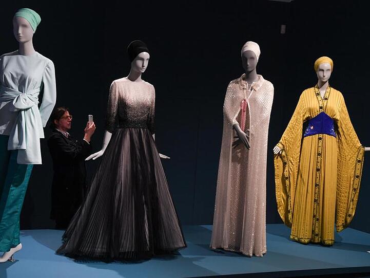 Haute-Couture-Exponate der Designer Pierpaolo Piccioli (l-r), Bill Gaytten, Karl Lagerfeld und Jean Paul Gaultier sind in der Ausstellung "Contemporary Muslim Fashions" im Frankfurter Museum Angewandte Kunst zu sehen.