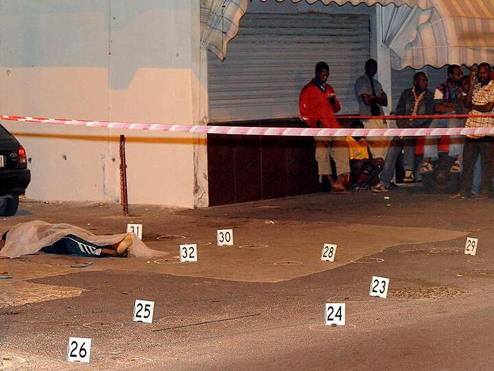 Mehrere Tote gab es bei einer Schießerei der Mafia im Südwesten Italiens.