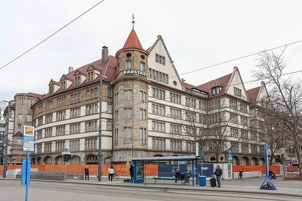 Zuerst hieß er Hertie, dann Karstadt: Der denkmalgeschützte Hermann-Tietz-Kaufhausbau am Bahnhofplatz steht zum Verkauf. Zuerst hieß er Hertie, dann Karstadt: Der denkmalgeschützte Hermann-Tietz-Kaufhausbau am Bahnhofplatz steht zum Verkauf.