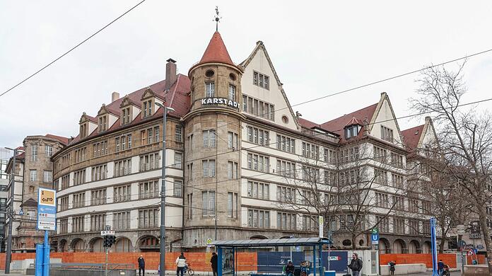 Zuerst hieß er Hertie, dann Karstadt: Der denkmalgeschützte Hermann-Tietz-Kaufhausbau am Bahnhofplatz steht zum Verkauf.