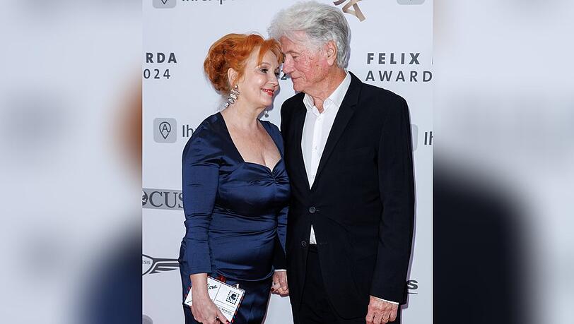 Verliebte Blicke auf dem roten Teppich in Berlin: Verena Wengler und J&uuml;rgen Prochnow.