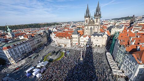 Die Kundgebung fand knapp zwei Wochen vor Teilsenats- und Kommunalwahlen statt.
