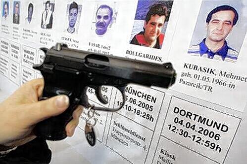 Eine mit der Mordwaffe baugleiche Pistole wurde bereits 2006 im Polizeipräsidium in Dortmund vor eine Bilderwand mit den Porträts von Opfern einer deutschlandweiten Mordserie gehalten.