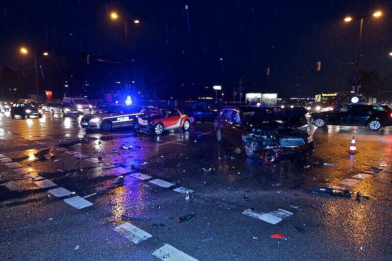 Am Freitag Abend hat sich ein Unfall auf der Kreuzung zwischen der Boschetsrieder und der Höglwörtherstraße zugetragen. Ein Auto ist möglicherweise bei "Spätgelb" über die Kreuzung gefahren, woraufhin ein Abbieger frontal mit dem Auto zusammenstieß.
