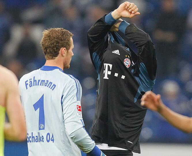 Wen der Nationalkeeper derzeit zum Trikottausch bittet, darf sich in jedem Fall auf ein sauberes Leibchen freuen. Hier sichert sich S04-Keeper Ralf Fährmann das blitzsaubere Neuer-Trikot.