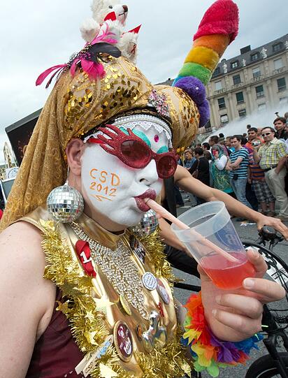 Die Veranstalter wollen damit darauf aufmerksam machen, dass in weiten Teilen der Welt Homosexuelle immer noch diskriminiert werden.
