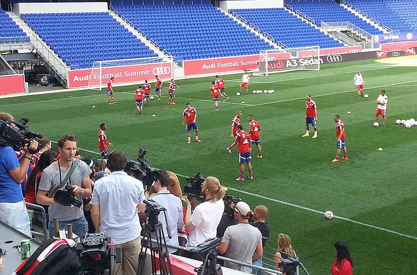Der FC Bayern München beim ersten Training in der Red-Bull-Arena. Viele Fans und Journalisten haben den Rekordmeister dabei beobachet.