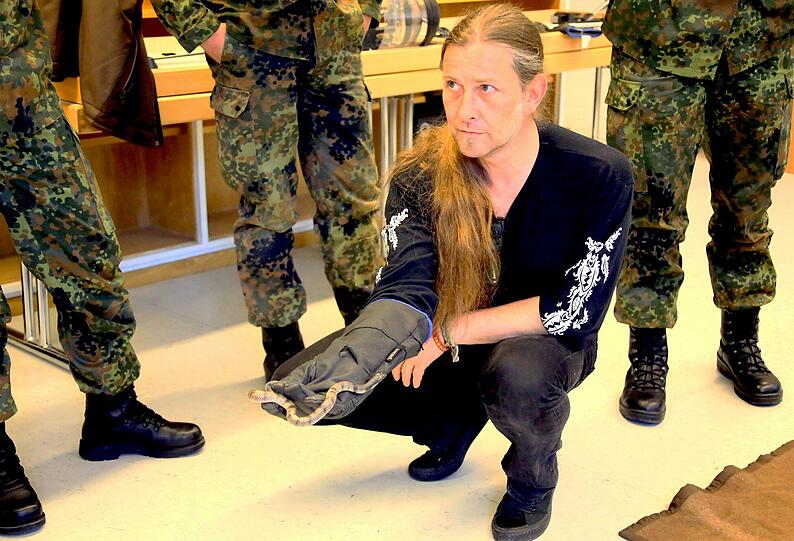 Erwischt. Markus Baur hält die Giftschlange in der gut geschützten Hand.