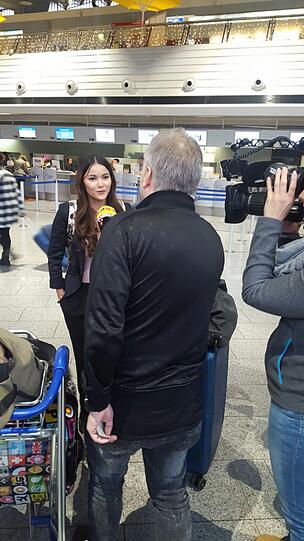 Kattia Vides gibt schon vor dem Abflug nach Australien fleißig Interviews