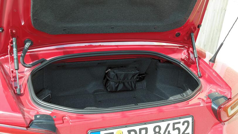 Tiefe Höhle: Der Kofferraum des Fiat 124 ist überschaubar groß - er fasst 140 Liter Gepäck.