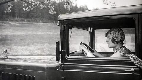 Fritz Scholzes Mutter Hannerl Hofbauer als junge Frau hinterm Steuer eines Opel, Baujahr 1926. Ihr Vater war Kfz-Ingenieur.